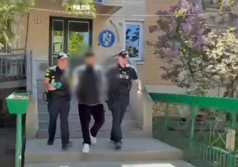 Un bărbat din București nu mai are voie să iasă din casă după ce s-a certat cu un șofer STB și l-a amenințat cu un pistol