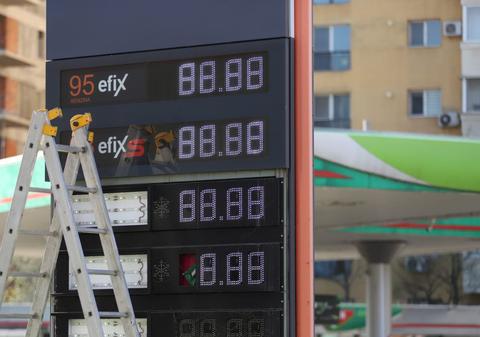 Scumpirile carburanților au afectat bugetele a jumătate din români. Ce ne sperie cel mai mult legat de războiul din Iran