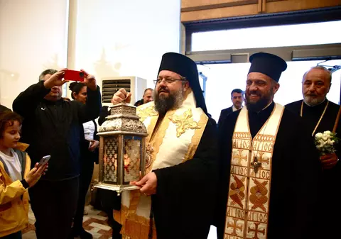 Sfânta Lumină de la Ierusalim a ajuns în România: „Este semnul că iubirea lui Dumnezeu nu moare niciodată”