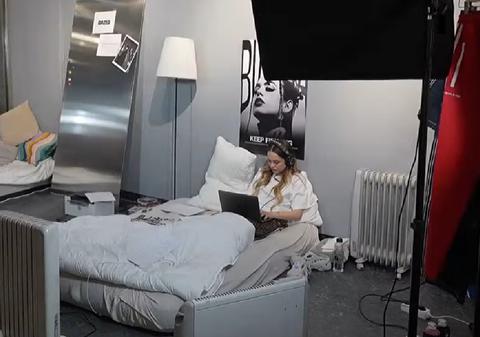 Cine e Bianca Tilici, artista care s-a închis 24 de ore într-o cameră cu vedere dinspre Calea Victoriei din București