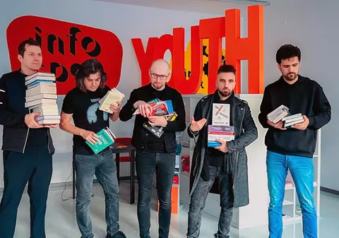 byron, prima trupă din România care creează o bibliotecă pentru tineri. Dan Byron: „Sistemul de educație din România nu dezvoltă gustul pentru lectură”