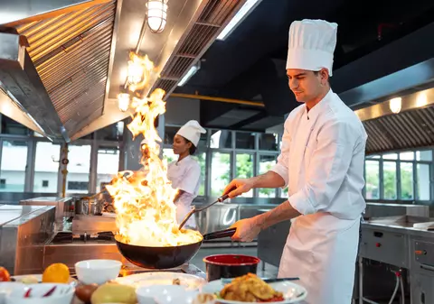 Salarii record lângă Marea Adriatică, în 2026: bucătarii cer 2.000 de euro pe lună, iar chelnerii, peste 1.500 de euro