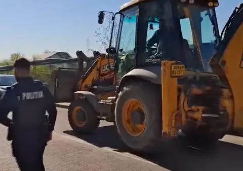 „Am venit să iau drona!”. Un angajat Ecosal Galați a venit cu un buldoexcavator în zona de impact a dronei Geran-2, care s-a prăbușit noaptea trecută