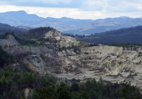 Lege cu dedicație pentru proiectele privind exploatarea pământurilor rare finanțată de UE.  ONG-urile protestează: „Tentativă de a forţa un regim de expropriere în interes privat”