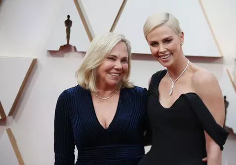 Charlize Theron a povestit cum mama sa l-a împușcat și l-a ucis pe tatăl ei alcoolic. Actrița a văzut totul, când avea 15 ani