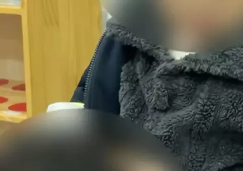 Femeia și-a abandonat băiețelul de 6 ani într-o cameră de hotel timp de două săptămâni, în China: „Mamă, nu te învinovățesc! Sunt deja un bărbat, o să cresc repede, să te protejez”