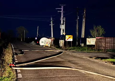 Cisternă cu 30.000 de litri de GPL, răsturnată pe șosea, în Cioranii de Jos. Locuitorii din zonă au fost evacuați de urgență