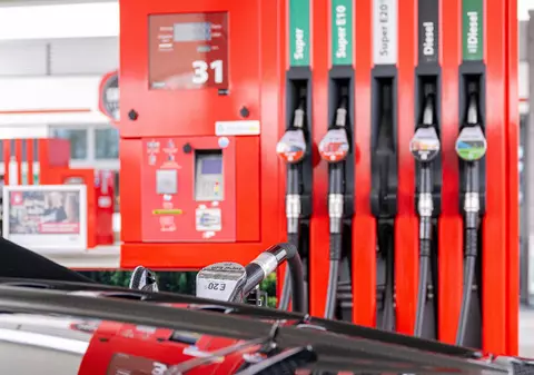 UE vrea să introducă noul combustibil ieftin E20 la nivel european