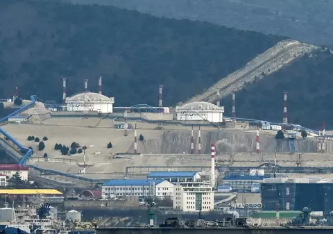 Incendiu la cel mai mare terminal petrolier rusesc de la Marea Neagră, după un atac cu drone: o navă de război a fost, de asemenea, lovită. Cu cât s-au prăbușit exporturile de petrol ale Rusiei