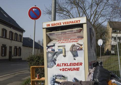 Un român a rămas blocat într-un container de haine uzate, în Germania: polițiștii l-au scos și l-au găsit a doua zi în același loc