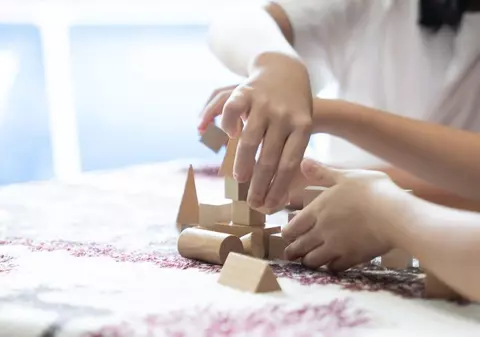 „Grădinița groazei” din Craiova: copii forțați să se bată între ei și pedepsiți cu bandă adezivă pe gură