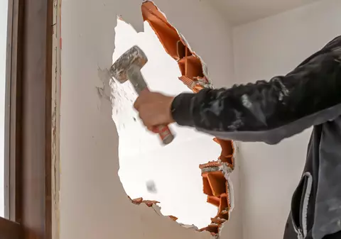 Un francez și-a demolat propria casă după ce nu a reușit să evacueze românii care o ocupaseră ilegal