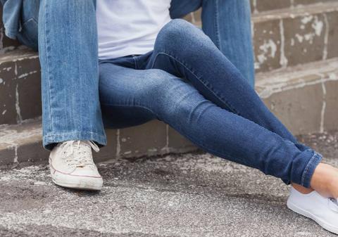 Un specialist român în denim dezvăluie procesul de fabricație a blugilor: „Sunt chimicale periculoase implicate și oameni care-și riscă sănătatea”