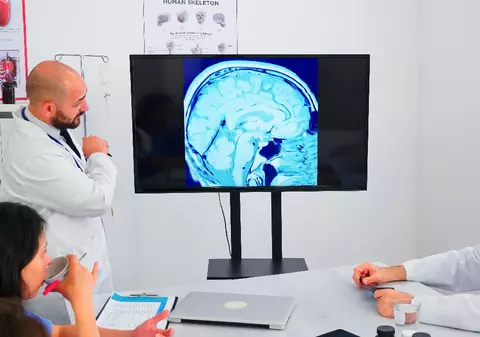 Strigătul de ajutor al pacienților cu distonie neuromusculară care au nevoie de DBS, tehnologia care „repară” creierul