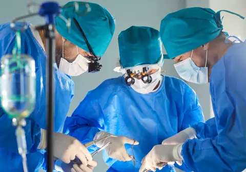 Cum s-a rupt acul într-un pacient operat la Galați: „Nu se dădea Prince, se dădea Michael Jackson. Făcea moonwalk pe lângă pensă”