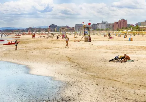 Doi americani s-au iubit cu foc, de Paște, pe o plajă din Rimini plină de familii cu copii, scandalizând Italia. Ce pedeapsă riscă