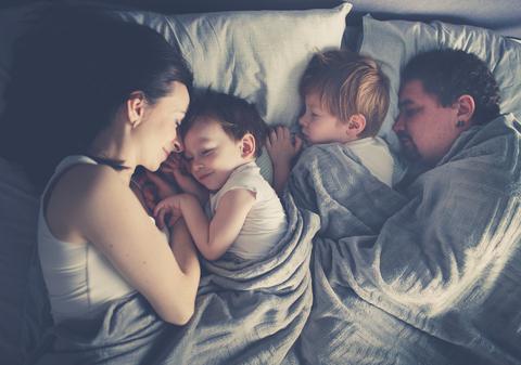 Până la ce vârstă pot dormi copiii în pat cu părinții? Ce spun experții elvețieni despre siguranța și independența copilului tău