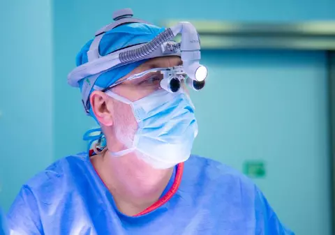 Inimi de 40, 60 și 80 de ani, salvate prin chirurgie „fără tăierea osului sternului”. Poveștile celor trei pacienți operați de dr. Stanislav Rurac