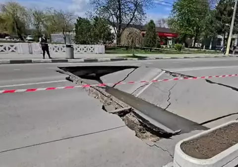 Un crater uriaș de cinci metri a apărut în Constanța, după ce un drum s-a surpat brusc. Podul avea 90 de ani: „Se circula cu căruțele”
