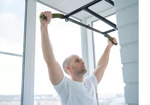 Top 7 exerciții la bara de tracțiuni pe care le poți face acasă