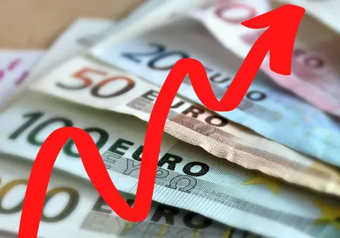 Euro sare de 5,1 lei, pe fondul crizei politice. Recordul nu a mai fost atins de la victoria lui George Simion în primul tur al alegerilor prezidențiale