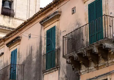 O familie a cumpărat un apartament abandonat de 100 de ani în Sicilia și a dezvăluit cât a plătit pentru renovare: „Doar baia a fost 19.000 de euro”