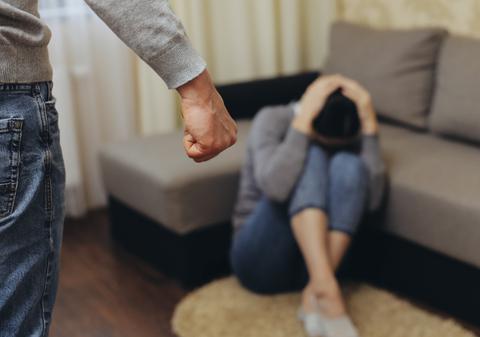 O tânără din București a fost salvată de agentul de pază al unui magazin, după ce a fost bătută de iubit o zi întreagă