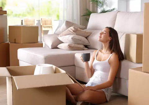 O femeie locuiește în casele altora fără să dea bani la chirie și este plătită pentru asta: „Nu toată lumea se descurcă așa”