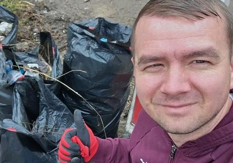 Un vasluian curăță voluntar spațiile publice din Bulgaria: „O fac în timp ce îmi aștept fiul cu paralizie cerebrală să iasă de la recuperări”