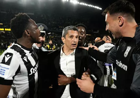 Răzvan Lucescu, primit cu aplauze și îmbrățișări de jucătorii lui PAOK la revenirea pe teren