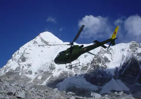 Turiști care încercau să urce pe muntele Everest erau otrăviți de ghizi și apoi convinși să plătească pentru a fi salvați cu elicopterul: rețea de 20 de milioane de dolari