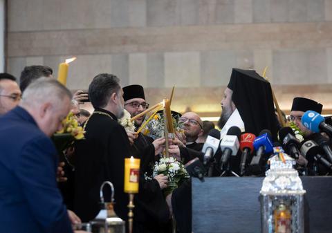 Lumina Sfântă a aterizat pe Otopeni, la capela aeroportului, locul unde se aprinde prima candelă din România adusă de la Ierusalim