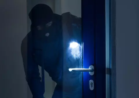 Un hoț a încercat să convingă poliția că a spart un magazin pentru a prinde un alt hoț, în Scoția. A fost prins cu un coș plin de băuturi