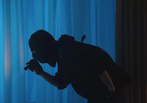 Trei polițiști falși cu cagule au intrat peste un bărbat din Slatina în casă, i-au furat geaca și 5.900 de lei