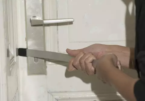 Seif cu 26.000 de lire sterline şi 20.000 de lei furat din casa unui român plecat în Anglia, tăiat, golit și aruncat pe câmp, în Timiș