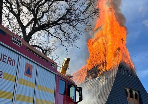 Flăcări uriașe la o biserică din Șurdești, județul Maramureș: șapte autospeciale intervin pentru stingerea incendiului | VIDEO