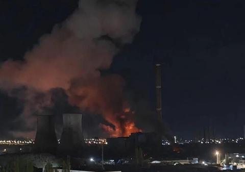 Incendiu puternic cu flacără deschisă la CET Vest, în București: pompierii intervin cu 10 autospeciale