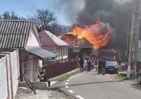 Incendiu deosebit de puternic în Vrancea, la Soveja: 11 case din lemn ard cu flăcări uriașe din cauza vântului. Mesaj Ro-Alert de fum