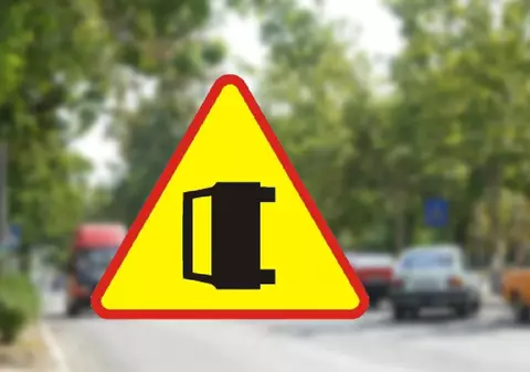 Ce înseamnă indicatorul rutier cu o mașină răsturnată pe fundal galben. Care sunt amenzile pentru ignorarea acestuia