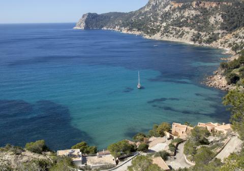 Una dintre cele mai atractive insule din Europa limitează numărul mașinilor de închiriat începând cu 1 iunie