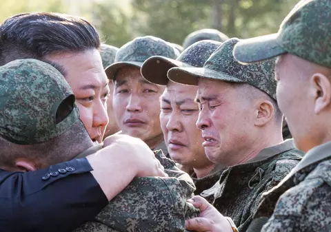 Soldații nord-coreeni care luptă împotriva Ucrainei au primit ordin de la Kim Jong-un să se arunce în aer dacă sunt pe cale să devină prizonieri