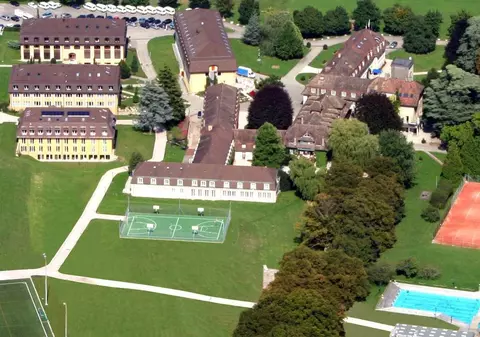 Cum trăiesc elevii milionarilor în cel mai scump internat de lux din lume, unde taxele uriașe depășesc 130.000 de euro pe an