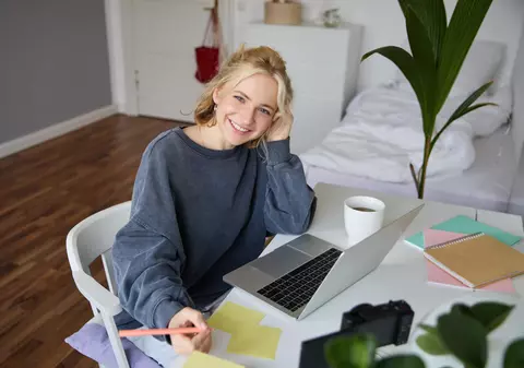 Cum să faci trecerea de la angajat la freelancer fără stres: Ghid pentru un început de drum reușit