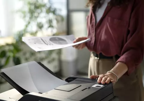 Multifuncționala potrivită nu mai ține de confort. Ține de ritmul în care funcționează o companie