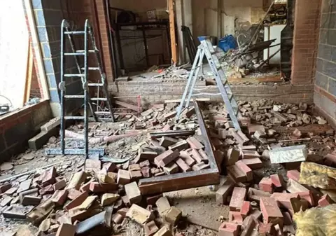 O familie a cheltuit 50.000 de euro ca să-și renoveze casa, dar constructorul a distrus-o și a chemat poliția să-i aresteze