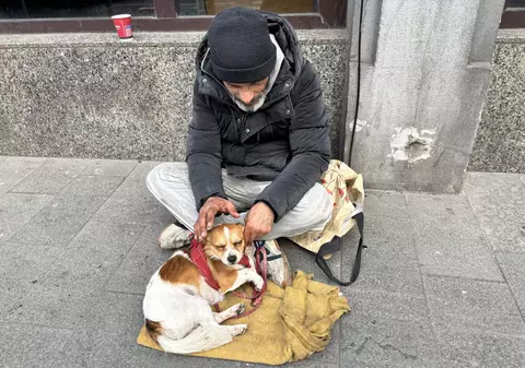 Paștele oamenilor lăsați în voia lui Dumnezeu. Despre Înviere cu oamenii străzii din București