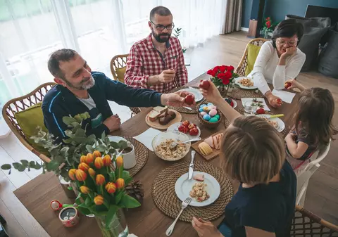 Paște în 2026 „acasă”, un nou record: Peste 70% dintre români au anulat vacanțele din cauza scumpirilor și a incertitudinii economice