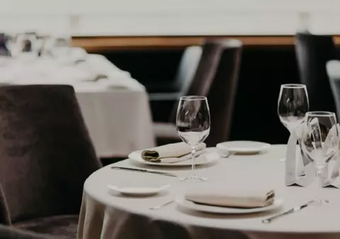 Amendă uriașă de 120.000 de lei în Brăila: patronul unui restaurant, bun de plată pentru că avea trei angajați „la negru”