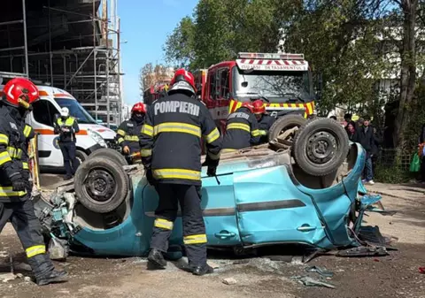 O mașină lovită de un TIR pe podul Bucium din Iași a rupt parapetul și s-a prăbușit pe plafon
