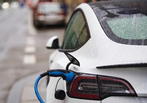 Benzina și dieselul pierd teren în România. Mașinile electrice au ajuns la 65%. Schimbare majoră pe piața auto din România în primul trimestru